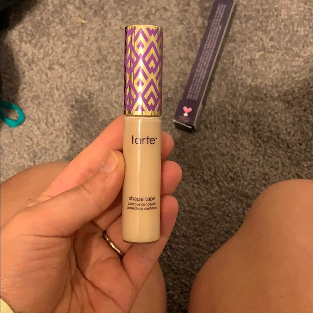 Shape tape concealer